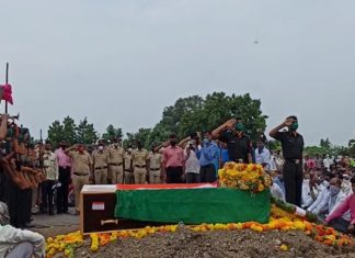 शहीद जवान वामन मोहन पवार यांच्या पार्थिव देहावर अंत्यसंस्कार