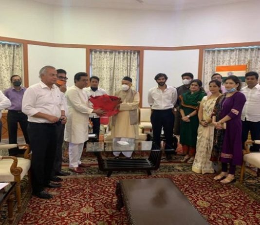 मनसेच्या एका शिष्टमंडळानं राज्यपाल भगतसिंग कोशारी यांची राजभवनात भेट घेतली