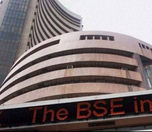 मुंबई शेअर बाजाराच्या निर्देशांक ३२७ अंकांची वाढ