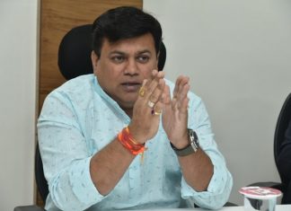 महाविद्यालये सुरू करण्याबाबतचा निर्णय स्थानिक पातळीवर जिल्हाधिकाऱ्यांशी चर्चा करून घ्यावा लागेल – उदय सामंत