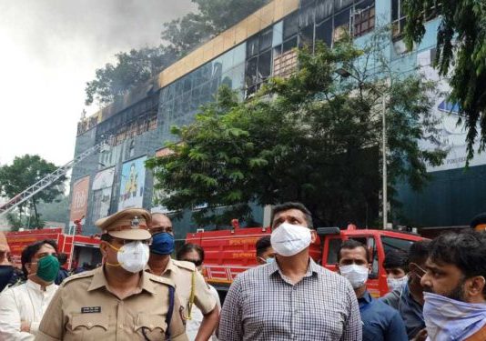 मुंबई सेंट्रल येथील आग लागलेल्या सिटी मॉलला पालकमंत्री अस्लम शेख यांनी दिली भेट