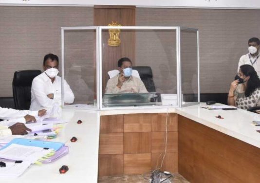 स्वातंत्र्य सैनिकांच्या सन्मानार्थ सकारात्मक भूमिका घेऊन त्यांच्या मागण्या प्राधान्याने मान्य कराव्यात