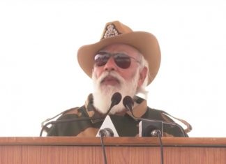 प्रधानमंत्री नरेंद्र मोदी यांनी केली सीमा सुरक्षा दलाच्या जवानांसोबत दिवाळी साजरी