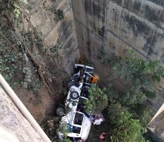 पुणे-बंगळुरु राष्ट्रीय महामार्गावर मिनी बसचा अपघात