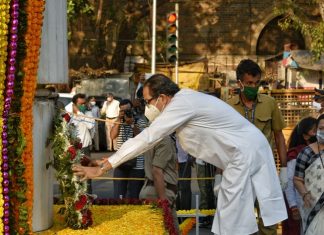 हुतात्मा स्मृती दिनानिमित्त मुख्यमंत्री आणि उपमुख्यमंत्री यांची हुतात्म्यांच्या पवित्र स्मृतीला आदरांजली