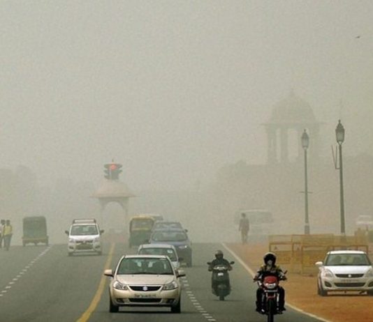 दिल्लीमध्ये आज मध्यरात्रीपासून फटाक्यांच्या विक्री आणि वापरावर संपूर्ण बंदी