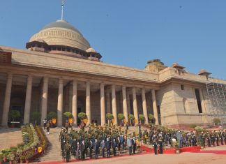 राष्ट्रपती भवनातील गार्ड बटालियन बदलाच्या सोहळ्याचे राष्ट्रपतीकडून अवलोकन