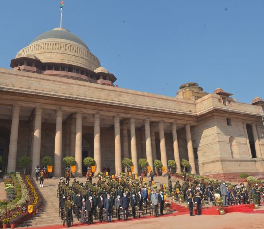 राष्ट्रपती भवनातील गार्ड बटालियन बदलाच्या सोहळ्याचे राष्ट्रपतीकडून अवलोकन