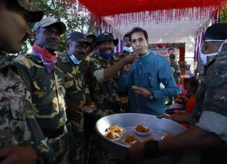 गडचिरोलीतील नक्षलग्रस्त भागांतील पोलिसांसोबत गृहमंत्र्यांनी साजरी केली दिवाळी