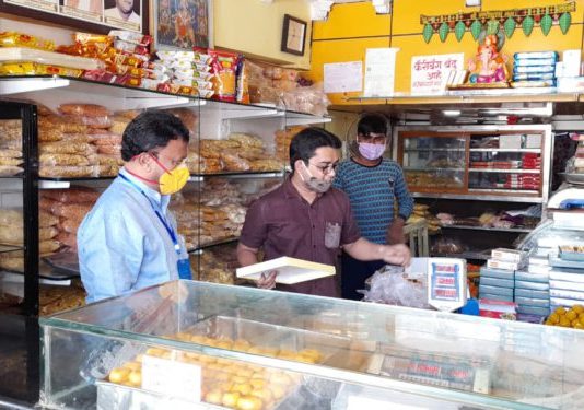 अन्न व औषध प्रशासन मंत्री डॉ.राजेंद्र शिंगणे यांनी दिवाळीत केली स्वीटमार्ट व हॉटेल्सची तपासणी