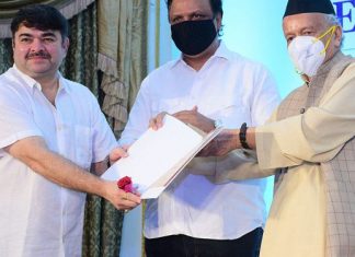 कोरोना काळात पडद्यामागील कलाकारांना मदत केल्याबद्दल प्रशांत दामले यांचा राज्यपालांच्या हस्ते सन्मान