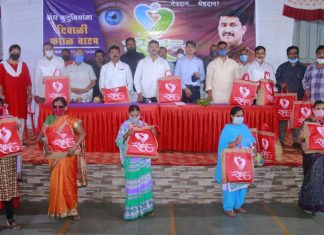 अंध बांधवाना दिवाळी फराळ वाटपाच्या निमित्ताने दिला एक हात मदतीचा…