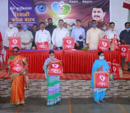 अंध बांधवाना दिवाळी फराळ वाटपाच्या निमित्ताने दिला एक हात मदतीचा…