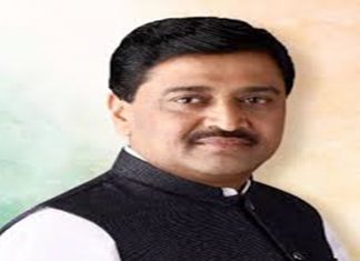 आर्थिक दुर्बल गटाचा लाभ मराठा समाजाला देण्याच्या निर्णयावर राजकारण होत असल्याचा अशोक चव्हाण यांचा आरोप