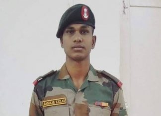 भारतीय सैन्यातर्फे आणि जिल्हा पोलीस दलातर्फे हुतात्मा कैलास दहिकर यांना मानवंदना