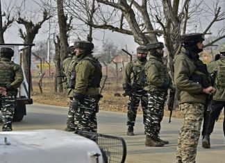 जम्मू आणि काश्मीरमध्ये सुरक्षा दलांबरोबर झालेल्या चकमकीत तीन दहशतवादी ठार