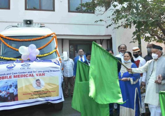 राज्यपालांच्या हस्ते मोबाईल मेडिकल व्हॅनचे लोकार्पण