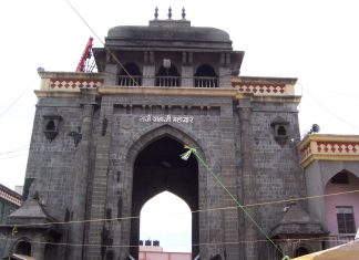 तुळजाभवानी देवीच्या मंदिरात बेशिस्त वर्तन करणाऱ्या आठ पुजाऱ्यांवर मंदिर प्रवेश बंदीची कारवाई