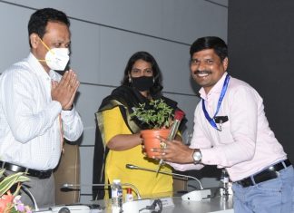 जिल्हा प्रशासनाच्यावतीने कॅमेरामन मोरे आणि खंडागळे यांचा गौरव