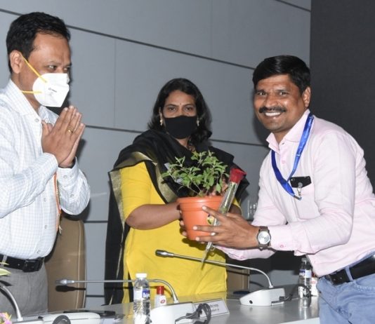 जिल्हा प्रशासनाच्यावतीने कॅमेरामन मोरे आणि खंडागळे यांचा गौरव