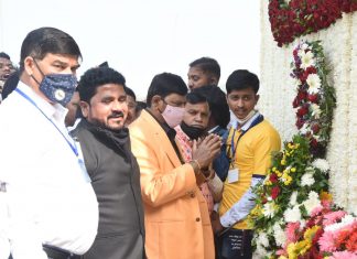 केंद्रीय सामाजिक न्याय राज्यमंत्री रामदास आठवले व सामाजिक न्याय मंत्री धनंजय मुंडे यांनी केले जयस्तंभास अभिवादन