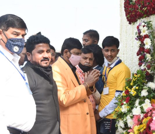 केंद्रीय सामाजिक न्याय राज्यमंत्री रामदास आठवले व सामाजिक न्याय मंत्री धनंजय मुंडे यांनी केले जयस्तंभास अभिवादन