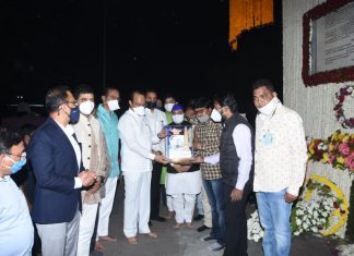 उपमुख्यमंत्री अजित पवार यांनी केले जयस्तंभास अभिवादन