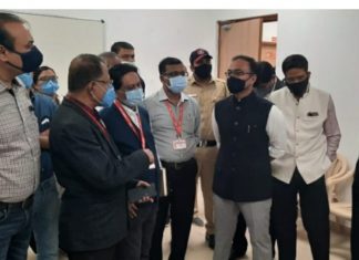 जिल्हाधिकारी डॉ. राजेश देशमुख यांनी लसीकरण केंद्रास दिली भेट