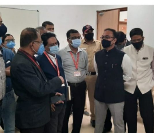 जिल्हाधिकारी डॉ. राजेश देशमुख यांनी लसीकरण केंद्रास दिली भेट