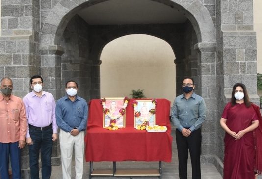 जिजाऊ माँ साहेब व स्वामी विवेकानंद यांना जिल्हा प्रशासनाच्या वतीने अभिवादन