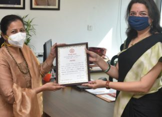 उत्कृष्ट चित्ररथ विजेत्यांचा मुख्य राजशिष्टाचार अधिकारी यांच्या हस्ते गौरव