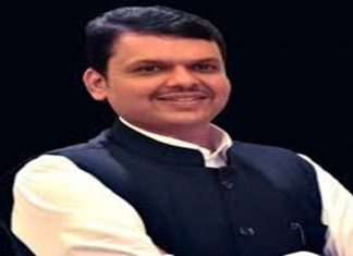 स्वयंपुनर्विकास योजनेत सहकारी गृहनिर्माण संस्थांना वित्तपुरवठा करण्यासाठी राज्य सहकारी आणि जिल्हा सहकारी मध्यवर्ती बँकांना परवानगी देण्याची देवेंद्र फडनवीस यांची मागणी