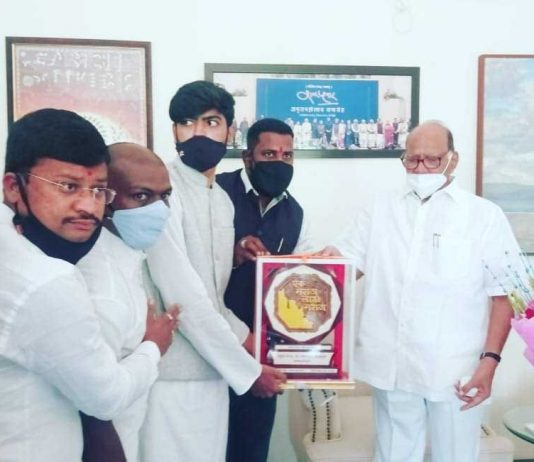 शरद पवार यांच्या उपस्थितीत बारामती येथे एक मराठा, लाख मराठा संस्थेच्या बोधचिन्हाचे अनावरण