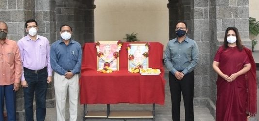 जिजाऊ माँ साहेब व स्वामी विवेकानंद यांना जिल्हा प्रशासनाच्या वतीने अभिवादन