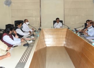 महसूल मंत्री बाळासाहेब थोरात यांनी घेतला कोरोना परिस्थितीचा आढावा