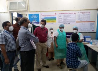 कोविड-१९ प्रतिबंधक लसीकरण केंद्राची डॉ.दीपक म्हैसेकर यांनी केली पाहणी