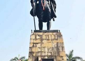 स्मारक समितीतर्फे महात्मा गांधी यांना अभिवादन