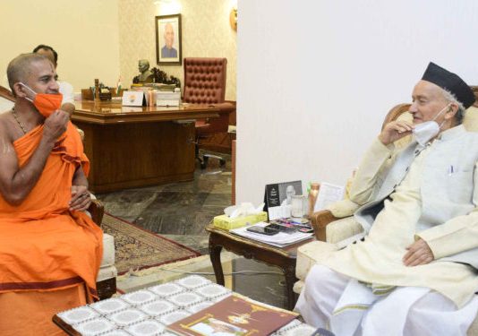 पेजावार स्वामी यांनी घेतली राज्यपालांची भेट