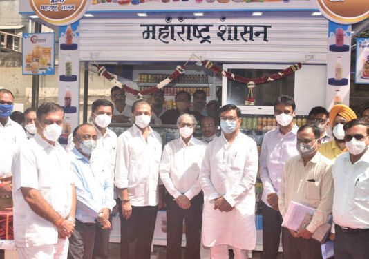 मंत्रालय परिसरात महानंद, आरे दुग्ध उत्पादन स्टॉलचे उद्घाटन