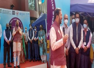 प्रसारमाध्यमांना स्वातंत्र्यमिळायला हवं, मात्र प्रसारमाध्यमांनी आपली जबाबदारी सांभाळून काम करवं – प्रकाश जावडेकर