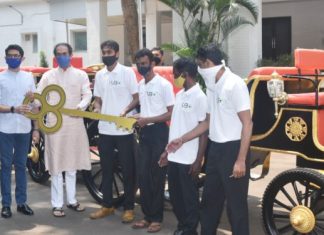 मुख्यमंत्र्यांच्या हस्ते पर्यावरणपूरक इलेक्ट्रिक व्हिक्टोरिया बग्गीचे अनावरण