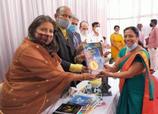 रक्तदात्या अंजू सोनवणे जागतिक महिला दिनानिमित्त ९२ वे रक्तदान