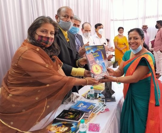 रक्तदात्या अंजू सोनवणे जागतिक महिला दिनानिमित्त ९२ वे रक्तदान