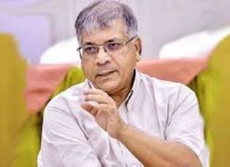 विधानसभा बरखास्त न करता राज्यात काही दिवस राष्ट्रपती राजवट लागू करण्याची प्रकाश आंबेडकर यांची राज्यपालांकडे मागणी