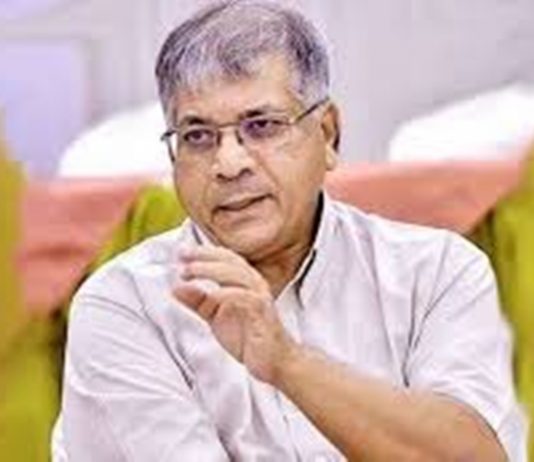 विधानसभा बरखास्त न करता राज्यात काही दिवस राष्ट्रपती राजवट लागू करण्याची प्रकाश आंबेडकर यांची राज्यपालांकडे मागणी