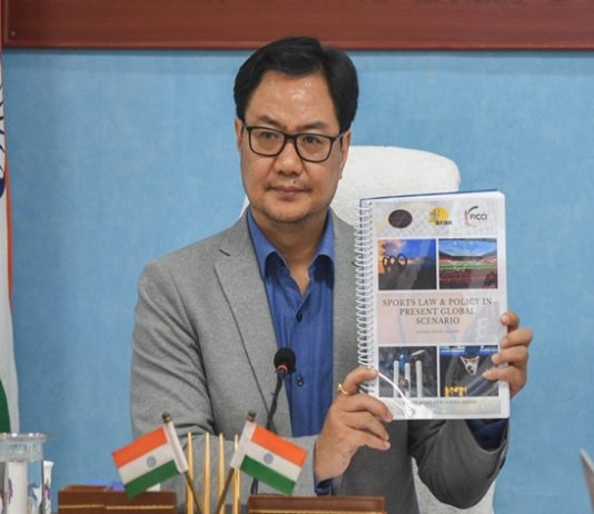 किरण रिजिजू यांनी आज नवी दिल्लीत वॉकॅथॉनला हिरवा झेंडा दाखवला