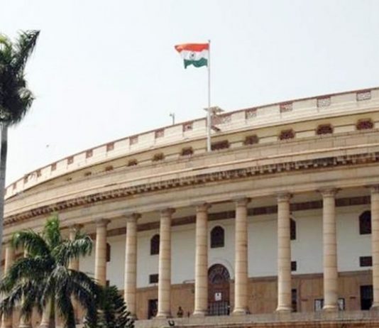 इंधन दरवाढीच्या मुद्यावरून संसदेच्या दोन्ही सभागृहात विरोधकांनी गदारोळ घातल्यामुळे दोन्ही सभागृहांचं कामकाज स्थगित