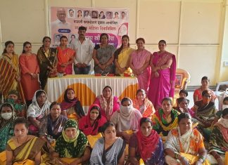 जागतिक महिला दिनाचे औचित्य साधून ‘नवनिर्माण काचपत्रा कष्टकरी संघ’ या संस्थेतर्फे सफाई कर्मचारी व कष्टकरी महिलांचा साडी-चोळी देऊन सन्मान