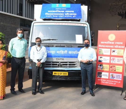 फिरत्या चित्ररथाचा जिल्हाधिकारी डॉ. राजेश देशमुख यांच्या हस्ते शुभारंभ