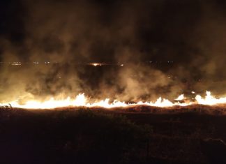 सोलापूरमध्ये विमानतळ परिसरात रात्री साडे अकराच्या सुमारास आग